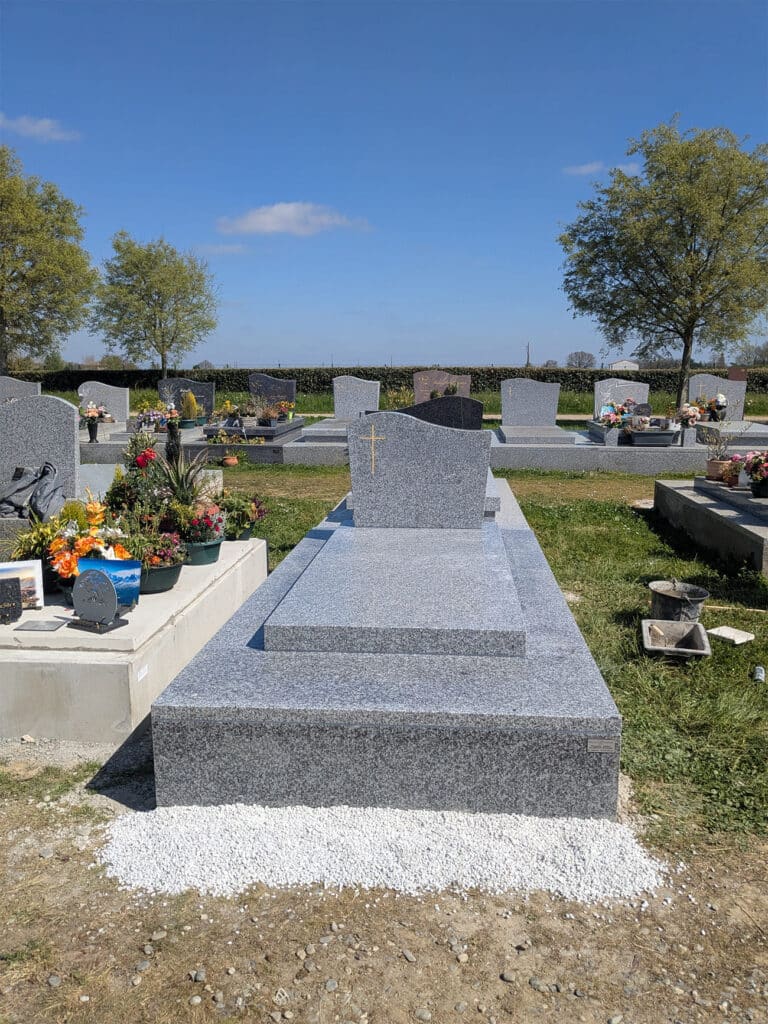 Caveau en granit du Tarn Saint Salvy