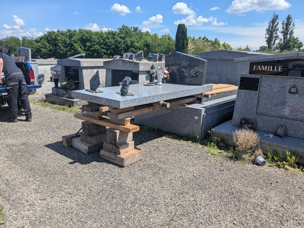 cimetière caveau en marbre ouvert réalisé par Chrysalis funéraire