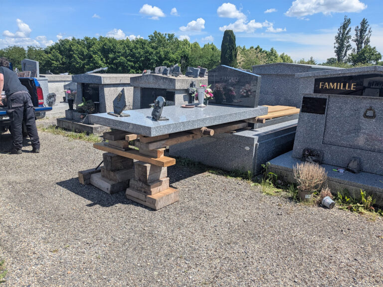 cimetière caveau en marbre ouvert réalisé par Chrysalis funéraire