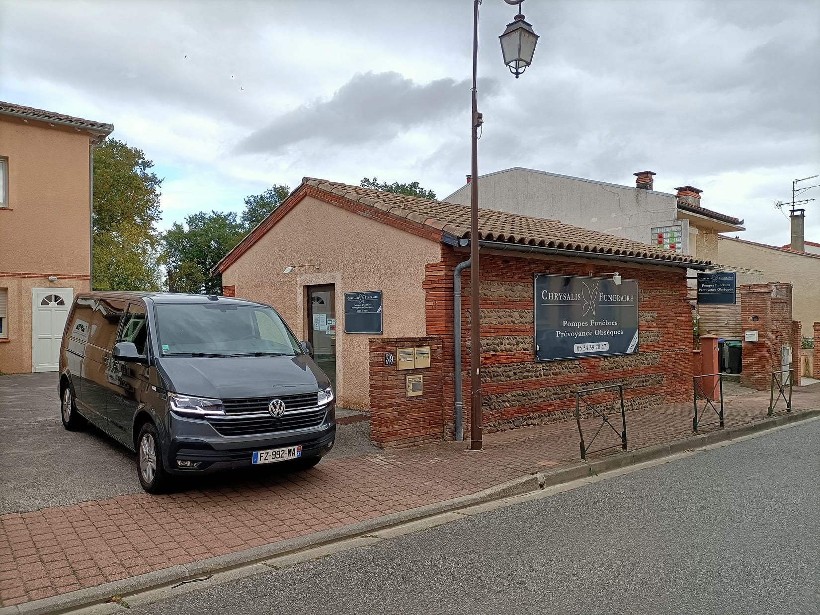 devanture avec voiture représentant le moyen de transport pour personnes décédés
