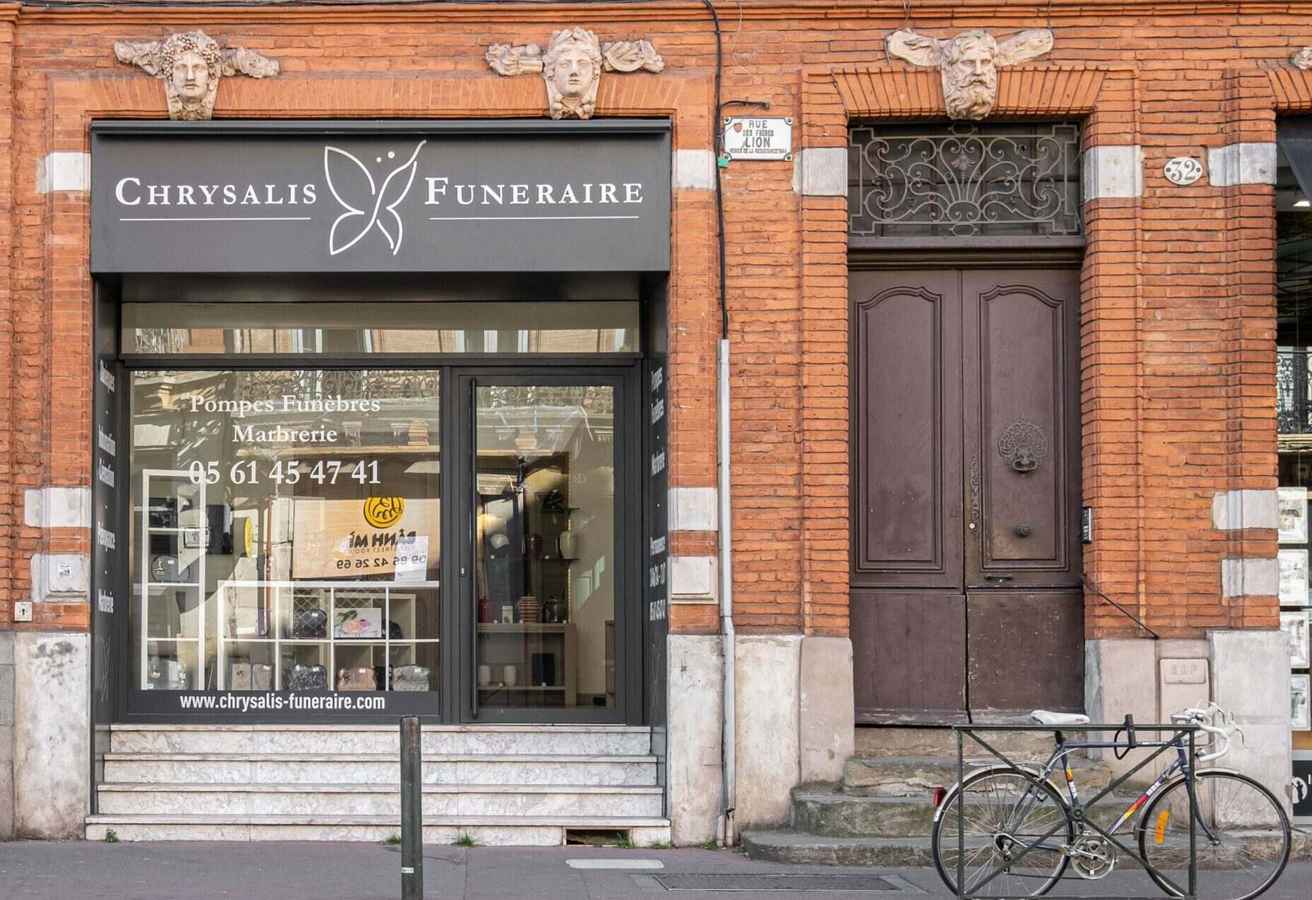 devanture de vitrine funeraire